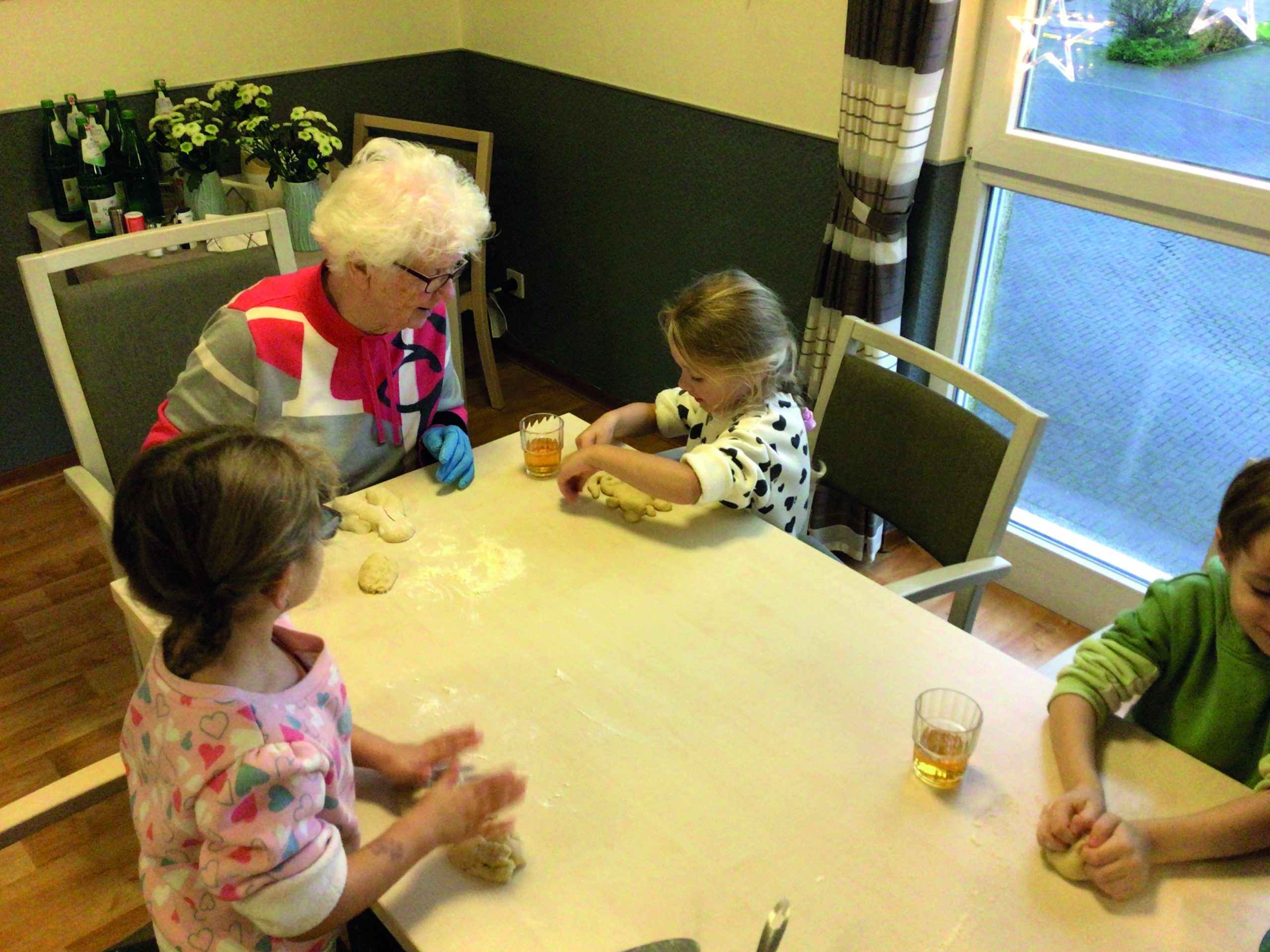 Seniorin backt mit Kindern