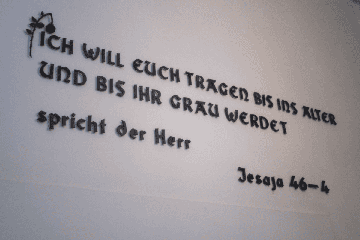 "Ich will euch tragen bis ins Alter und bis ihr gru werdet spricht der Herr - Jesaja 46-4" an einer Wand geschrieben