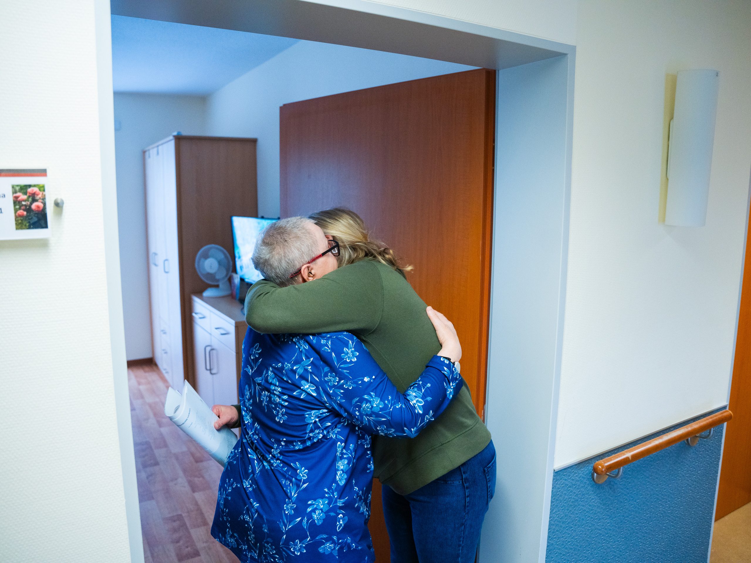 Eine junge Hand hält die Hand einer älteren Person