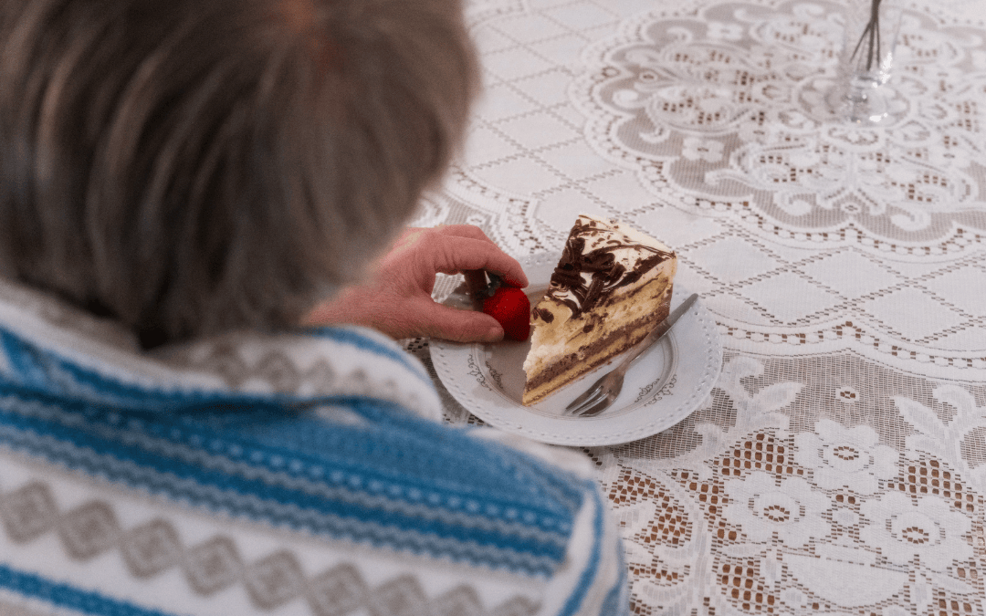 Kuchen essen in der Cafeteria